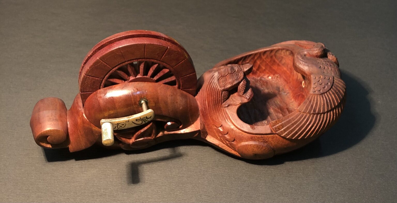 墨壺　昔の大工さんが柱や梁に標を付ける為の道具です　現在では花器等の器に利用 墨壺 昔の大工さんが柱や梁に標を付ける為の